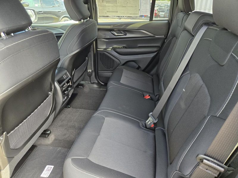 New 2026 Jeep Grand Cherokee Laredo 4x2