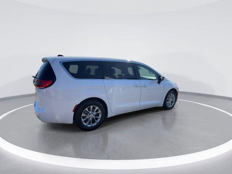 New 2026 Chrysler Pacifica LimitedImage 8