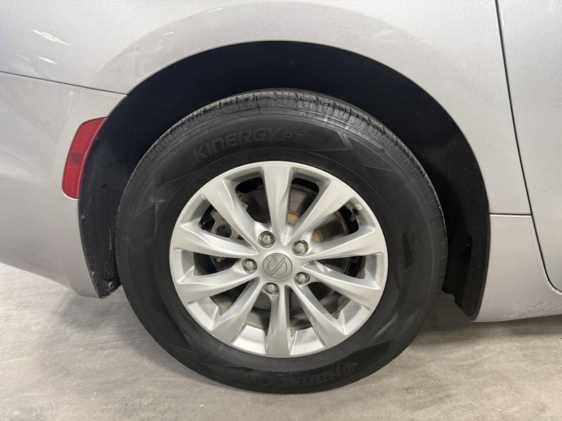 Used 2019 Chrysler Pacifica Touring LImage 9