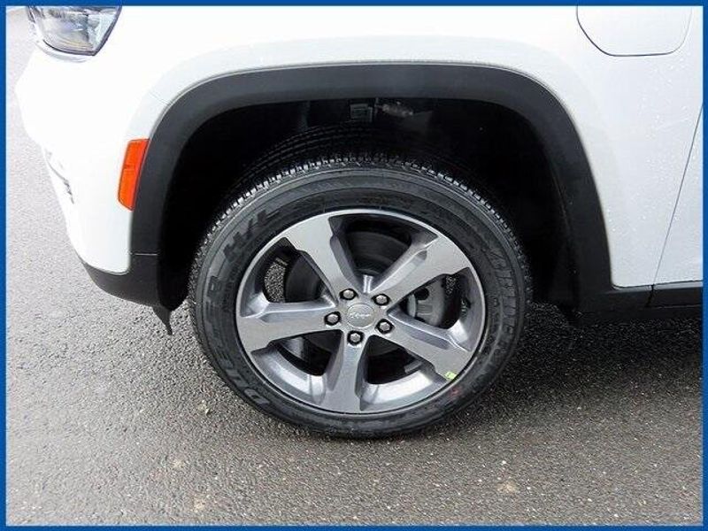 2024 Jeep Grand Cherokee 4xe Base 4xe in a Bright White Clear Coat exterior color and Wicker Beige/Blackinterior. Papas Jeep Ram In New Britain, CT 860-356-0523 papasjeepram.com 