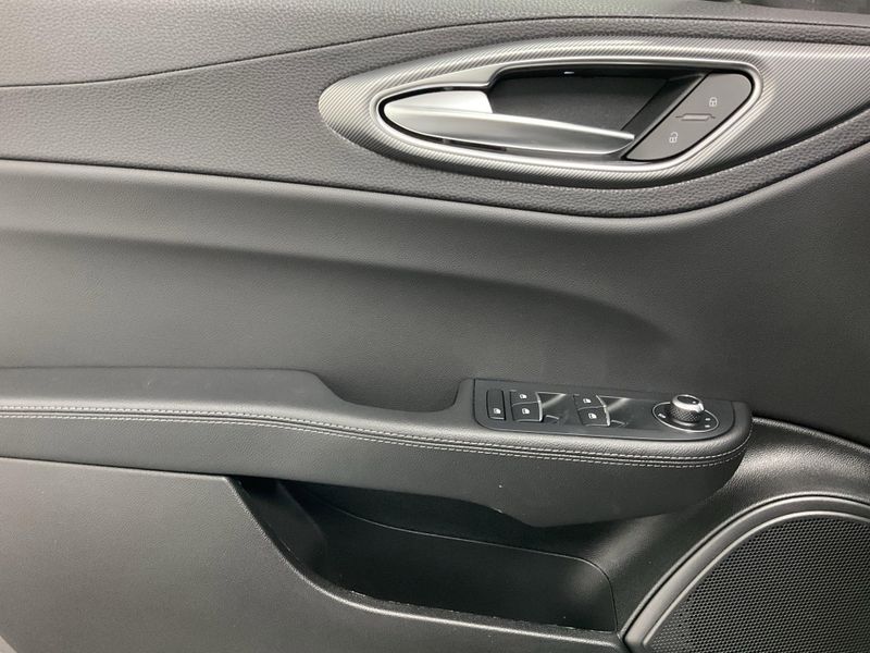 New 2026 Alfa Romeo Giulia AwdImage 16