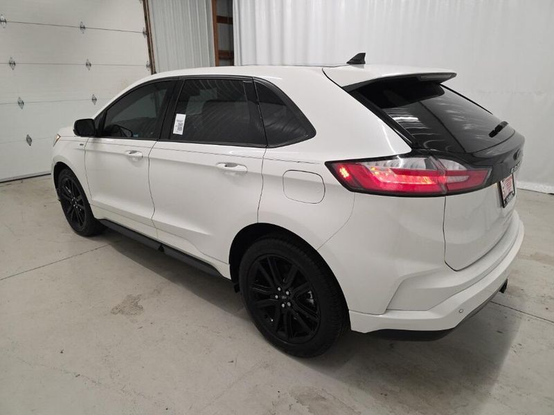 2024 Ford Edge ST photo 3