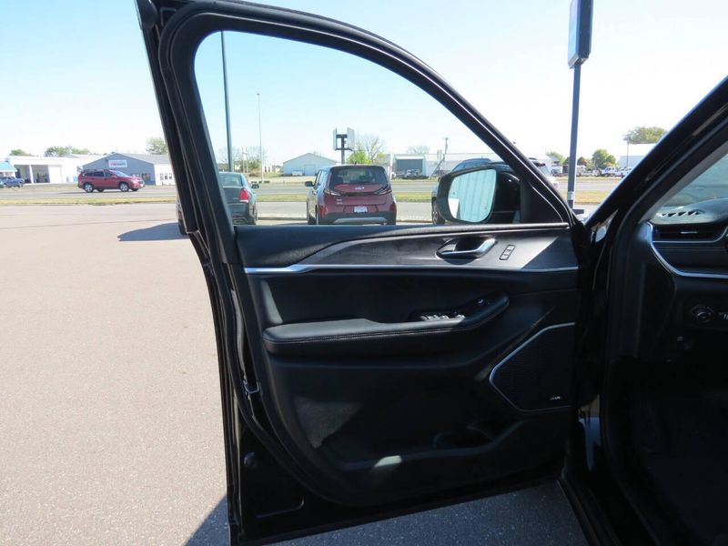 Used 2021 Jeep Grand Cherokee L Limited 4x4 4dr SUVImage 9