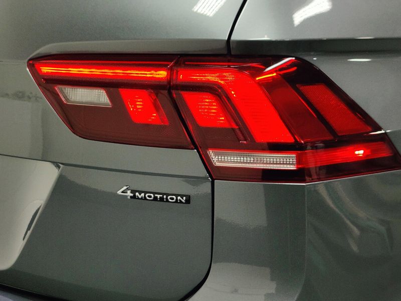 Used 2022 Volkswagen Tiguan SE R-Line Black AWD w/SUnroofImage 7