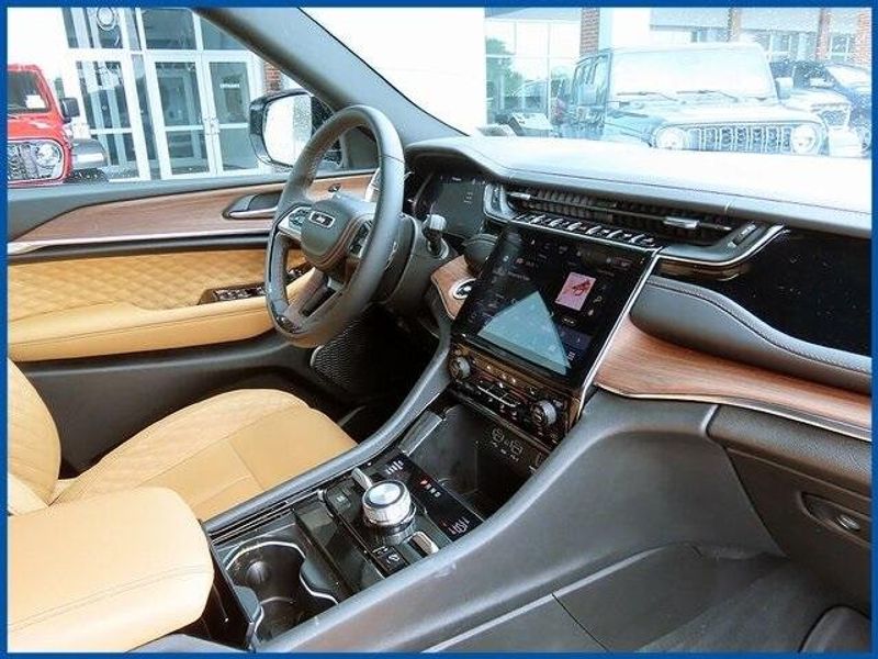2024 Jeep Grand Cherokee SummitImage 8