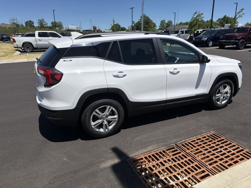 Used 2022 GMC Terrain SLEImage 9