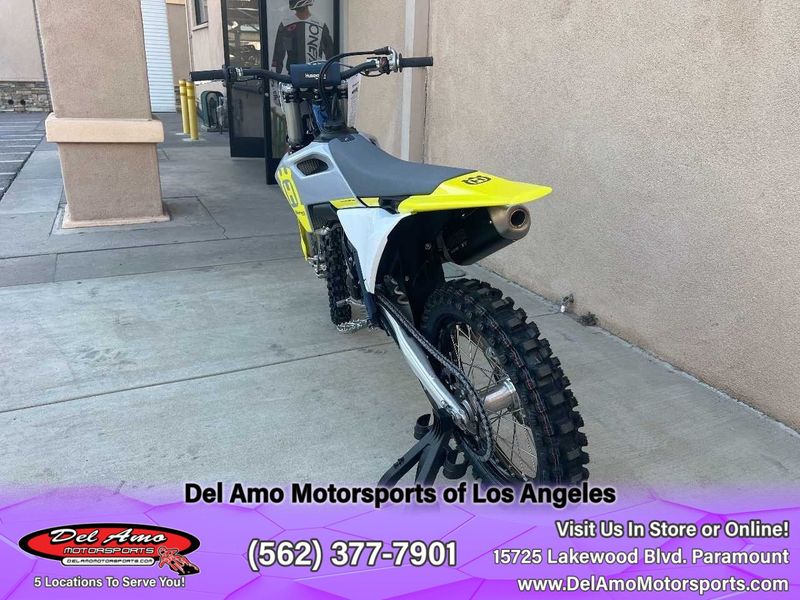 2024 HUSQVARNA FC 250  in a WHITE exterior color. Del Amo Motorsports of Los Angeles (562) 262-9181 delamomotorsports.com 