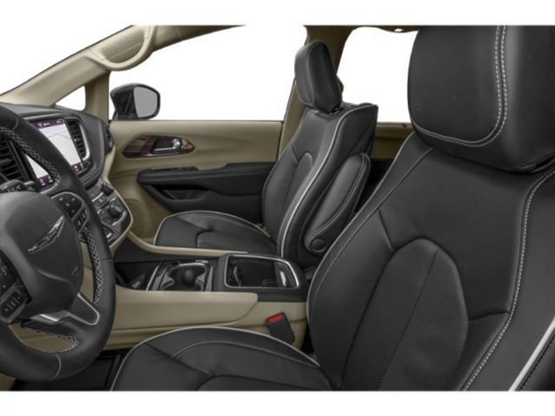 2024 Chrysler Pacifica Pinnacle photo 9