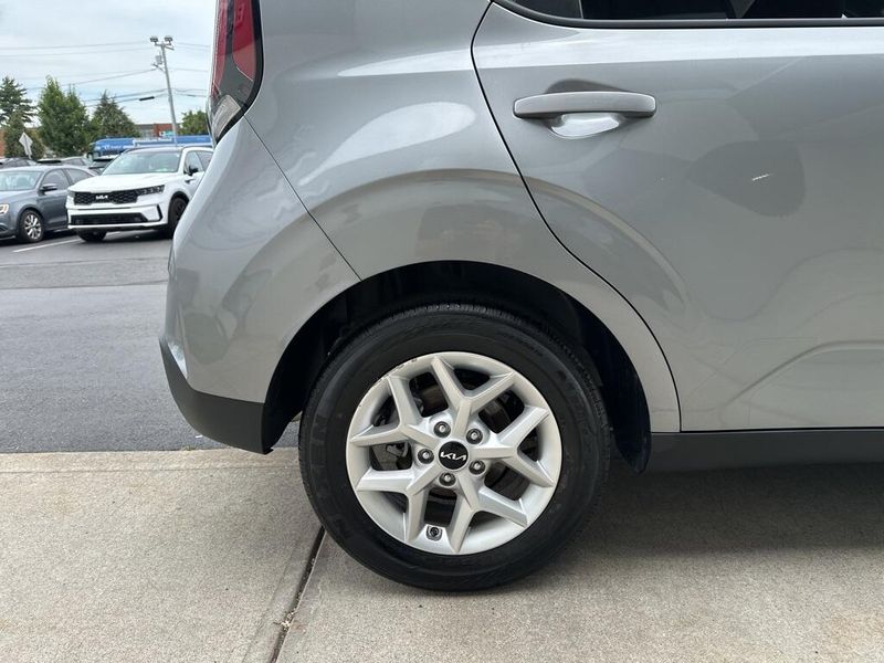 2023 Kia Soul LXImage 13