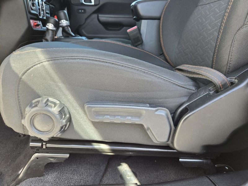 2021 Jeep Gladiator Mojave photo 25