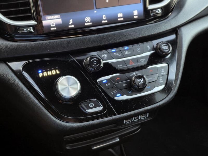 Used 2025 Chrysler Pacifica Select