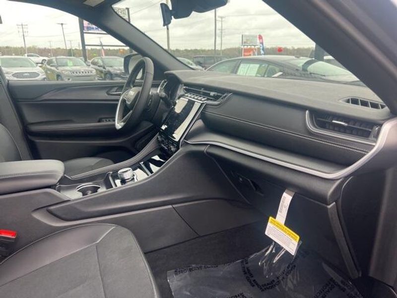 2025 Jeep Grand Cherokee L Altitude X 4x4Image 28