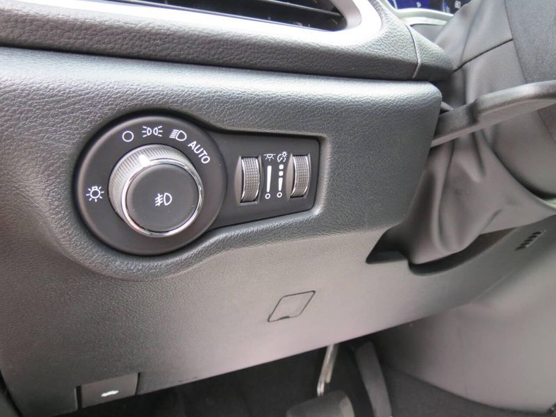 New 2026 Chrysler Pacifica SelectImage 8