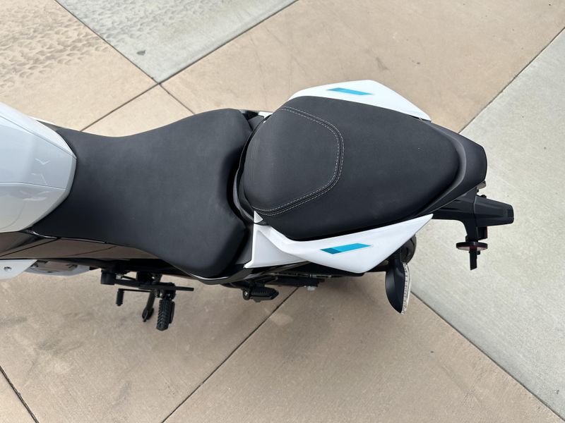 2025 CFMOTO 300SS Image 9