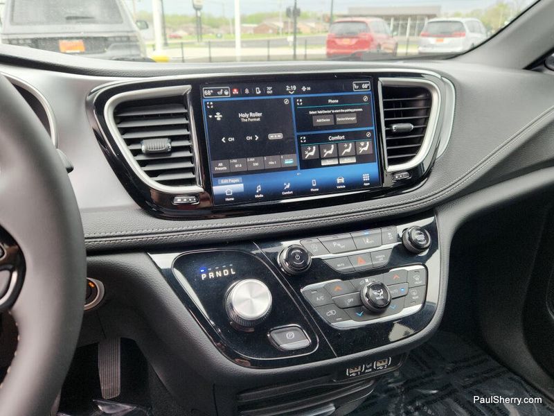 Used 2024 Chrysler Pacifica Touring