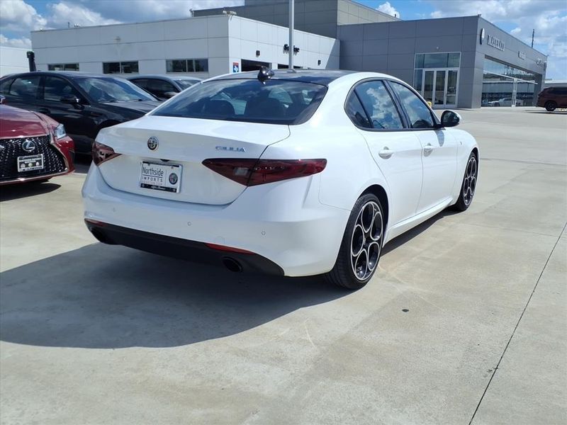 Used 2022 Alfa Romeo Giulia TiImage 8