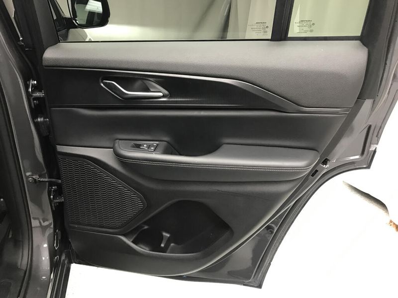 Used 2023 Jeep Grand Cherokee AltitudeImage 13