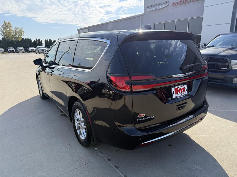 Used 2026 Chrysler Pacifica SelectImage 37