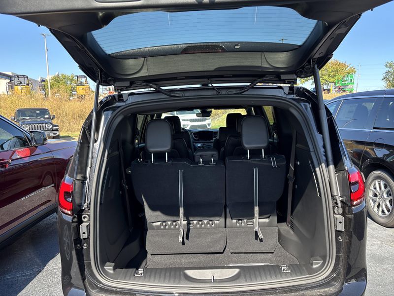 New 2026 Chrysler Pacifica SelectImage 14
