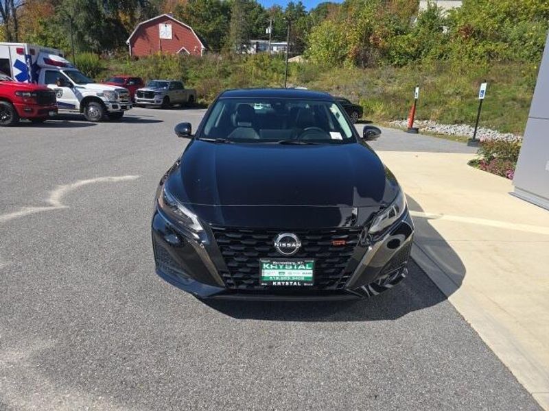 2023 Nissan Altima SR photo 2