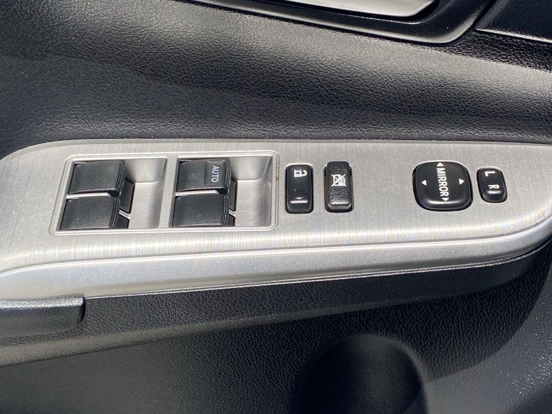 2012 Toyota Camry SEImage 18