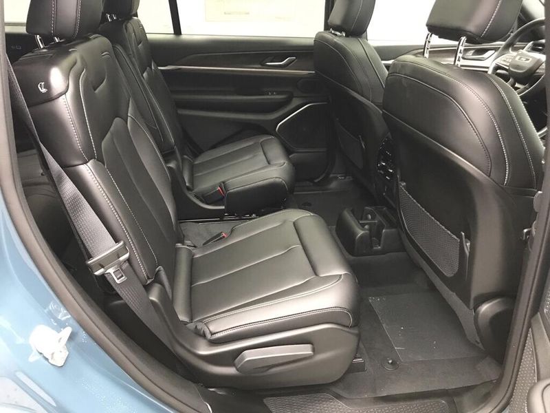 New 2026 Jeep Grand Cherokee L Limited 4x4Image 15