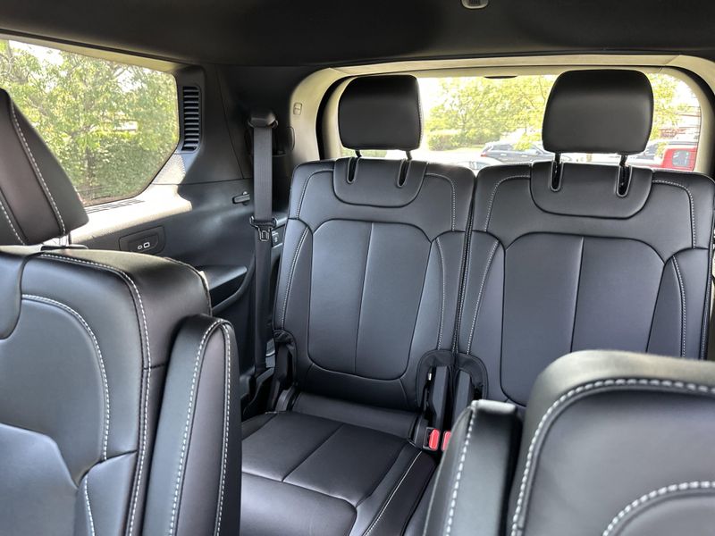 New 2025 Jeep Grand Cherokee L Limited 4x4Image 17