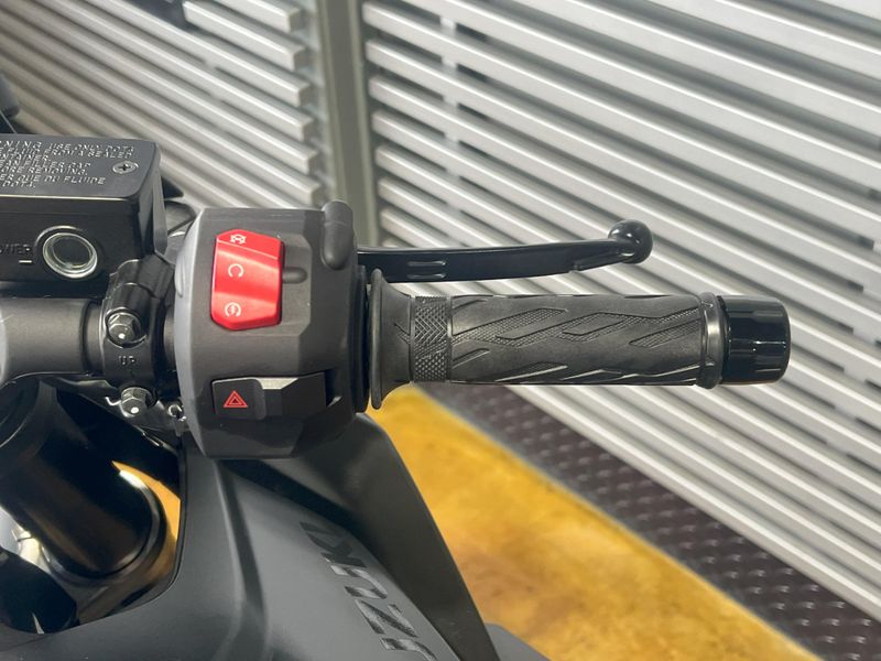 2025 Suzuki GSX-8R Image 8