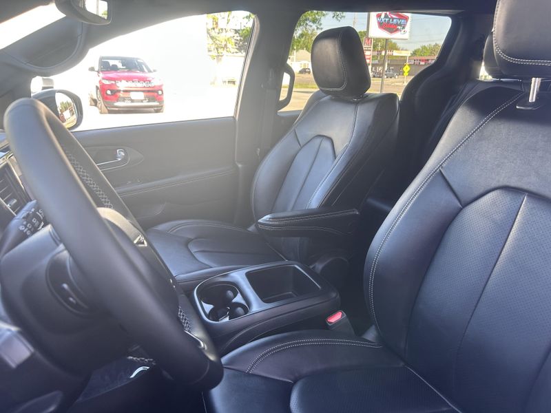 2025 Chrysler Pacifica Hybrid SelectImage 13