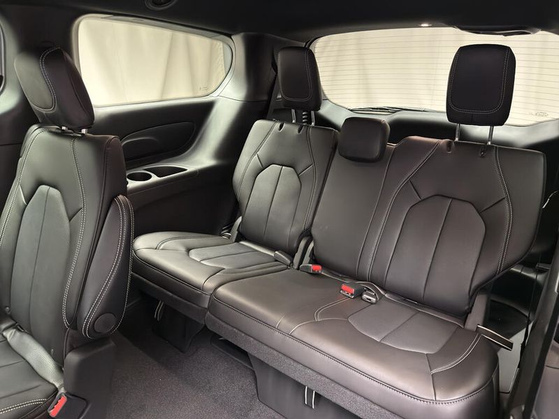 New 2026 Chrysler Pacifica Select AwdImage 14