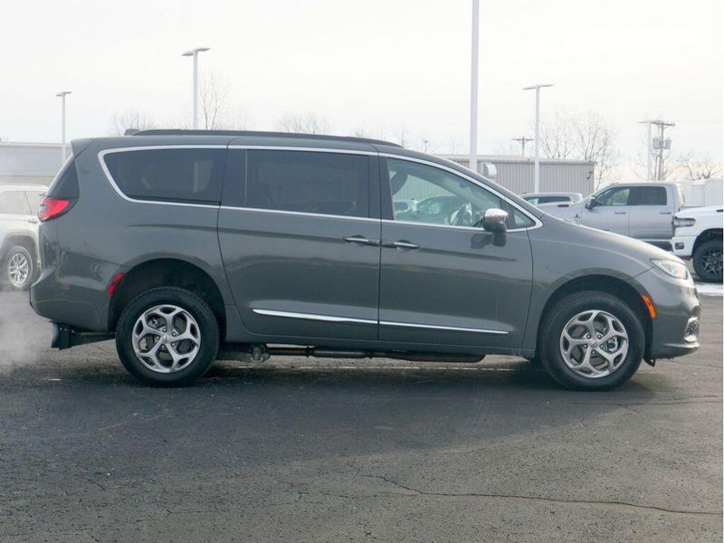 2022 Chrysler Pacifica Touring LImage 9