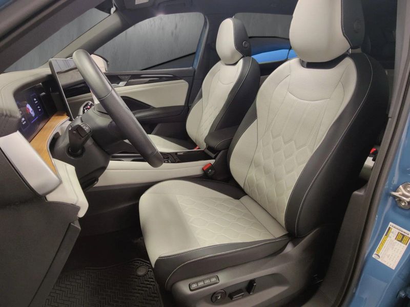 Used 2025 Volkswagen Tiguan SEL AWD R-Line w/Sunroof & NavImage 18