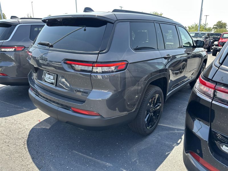 New 2025 Jeep Grand Cherokee L Limited 4x4Image 8