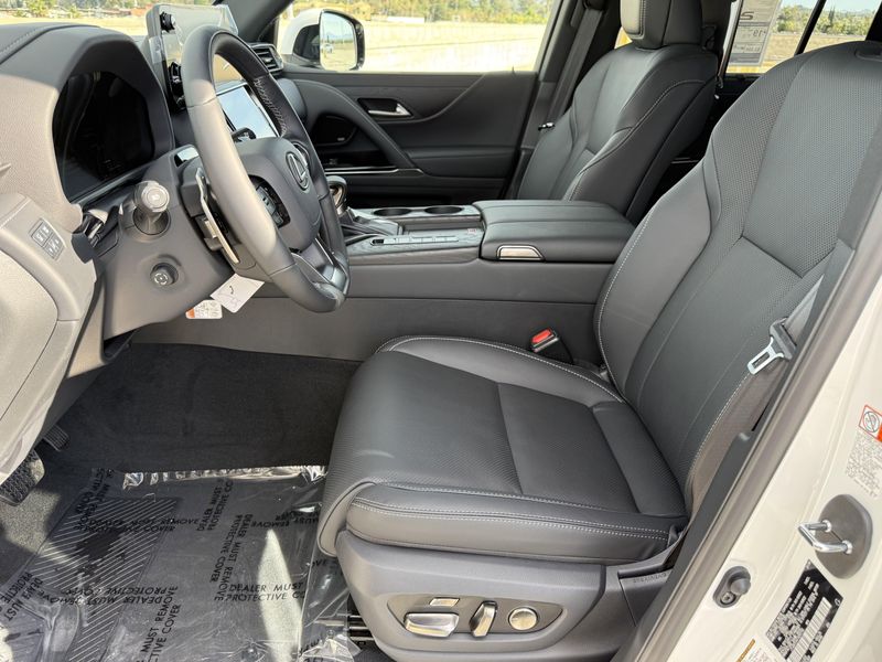 New 2026 Lexus LX 600 LuxuryImage 17