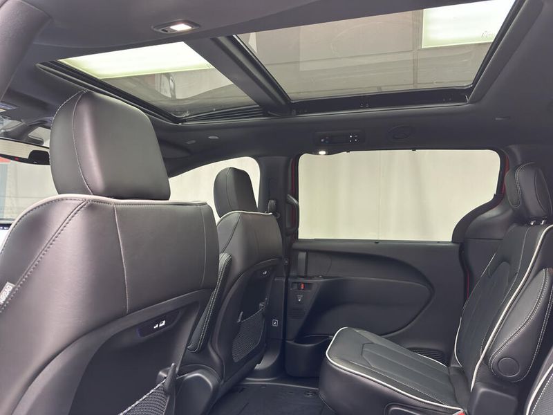 New 2027 Chrysler Pacifica Limited AwdImage 20