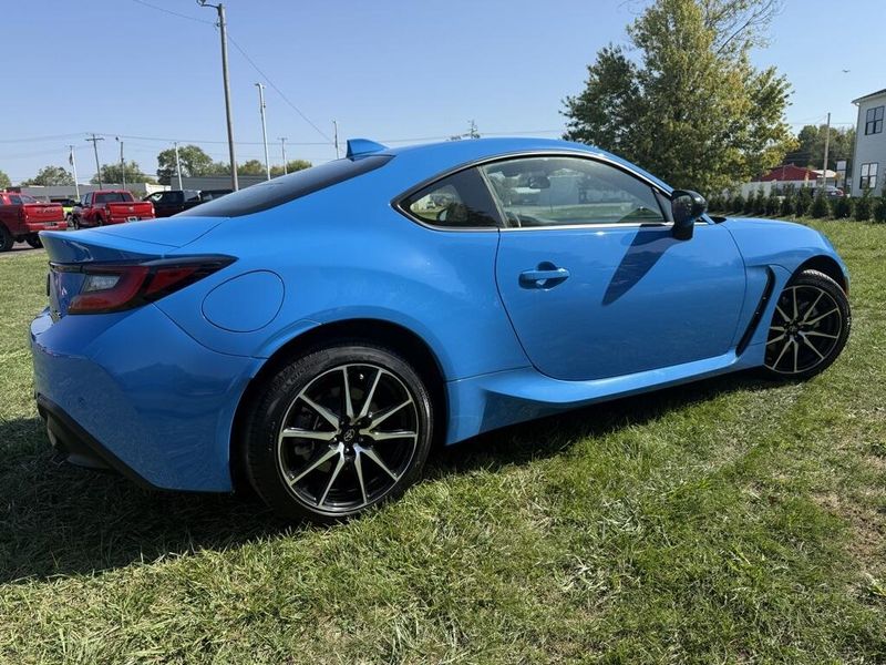 2023 Toyota GR86 Base photo 3