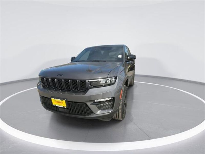 2025 Jeep Grand Cherokee Limited photo 3
