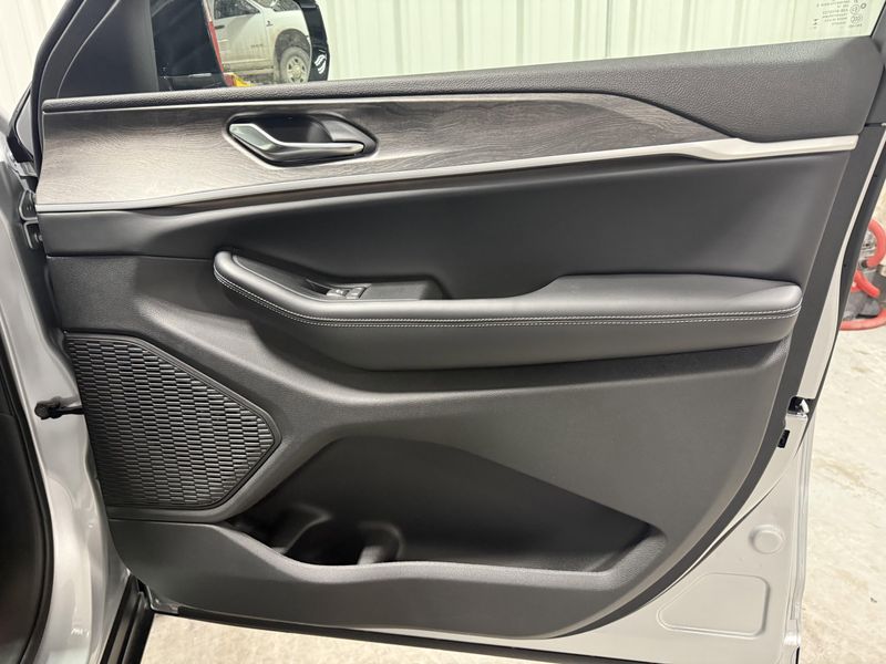 New 2025 Jeep Grand Cherokee L Limited 4x4Image 12