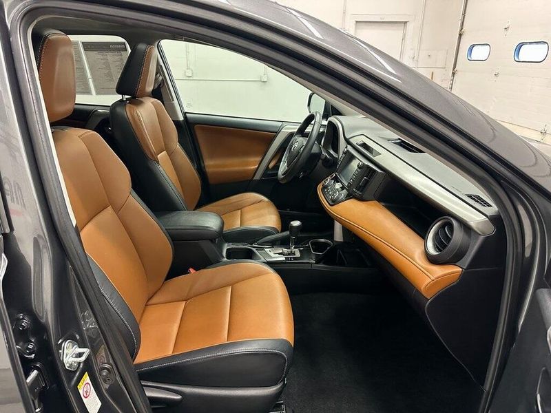 2018 Toyota RAV4 LimitedImage 32