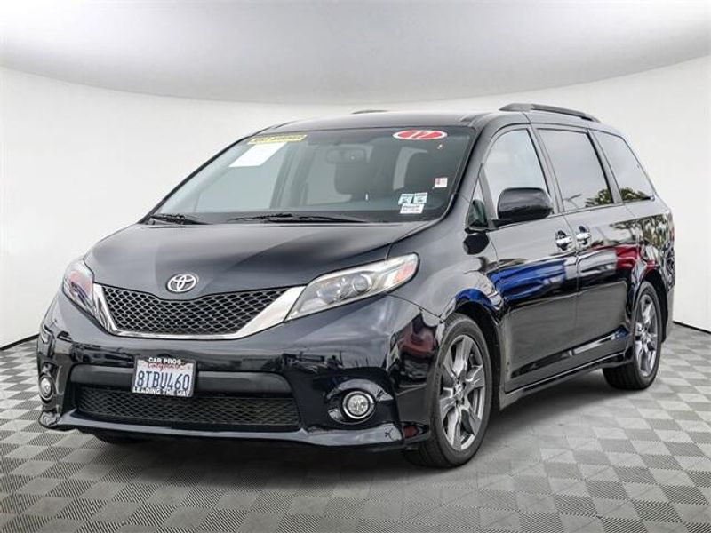 Used 2017 Toyota Sienna SEImage 5