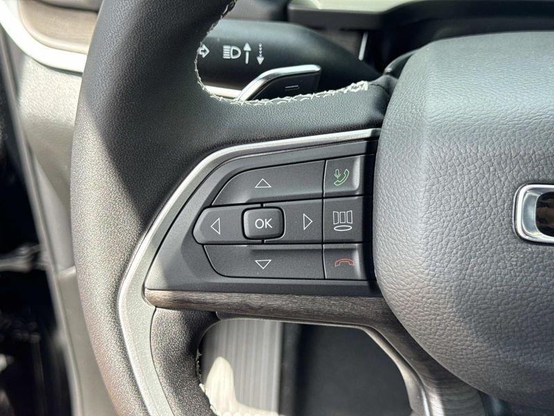 New 2026 Jeep Grand Cherokee Laredo Altitude 4x2