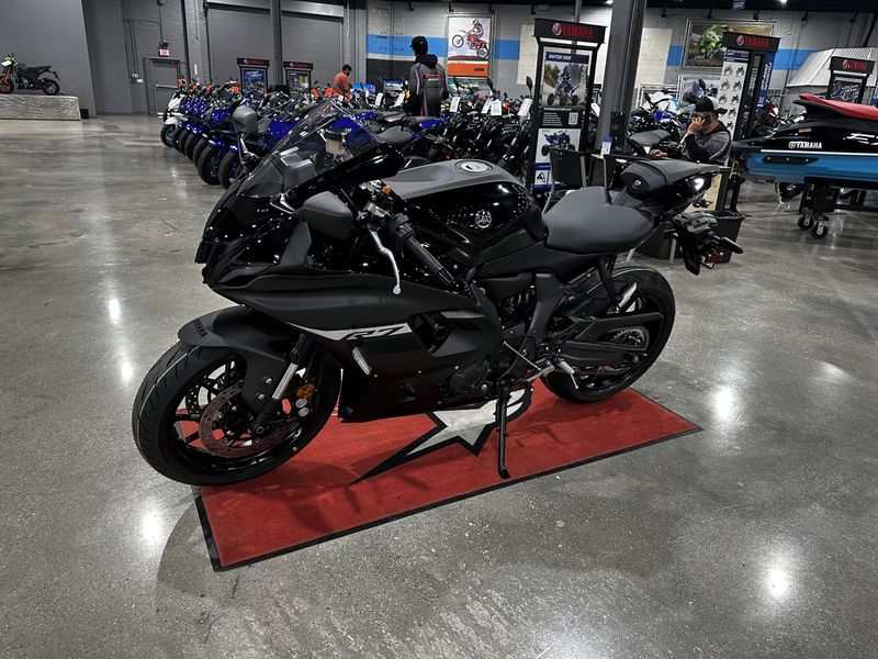 Used 2024 Yamaha YZF-R7 CA Image 4