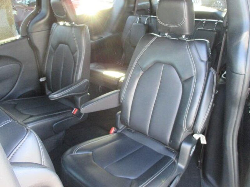 Used 2025 Chrysler Pacifica SelectImage 21
