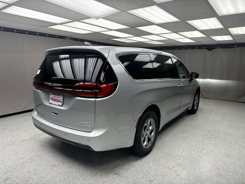 2024 Chrysler Pacifica Limited AwdImage 4