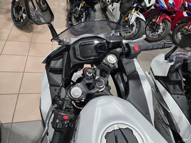 2025 Kawasaki NINJA 500 ABS METALLIC MATTE WHITISH SILVER AND METALLIC MOONDUST GRAYImage 8