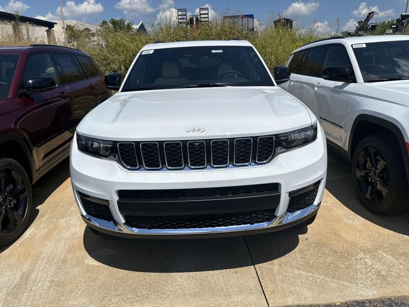 New 2025 Jeep Grand Cherokee L Limited 4x4Image 2