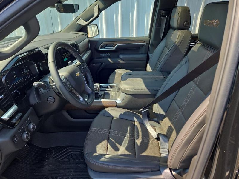 2025 Chevrolet Silverado High Country photo 4