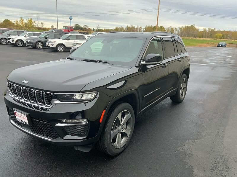 2025 Jeep Grand Cherokee Limited photo 3