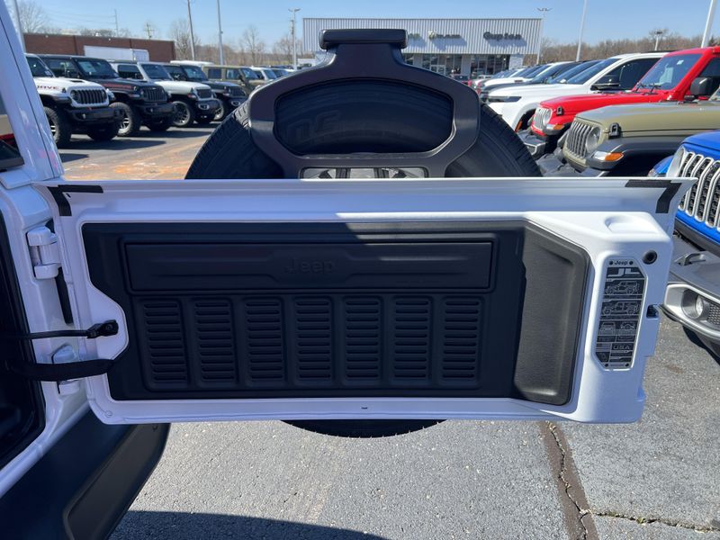 New 2026 Jeep Wrangler 4-door SaharaImage 21