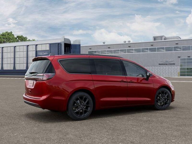 New 2026 Chrysler Pacifica SelectImage 4